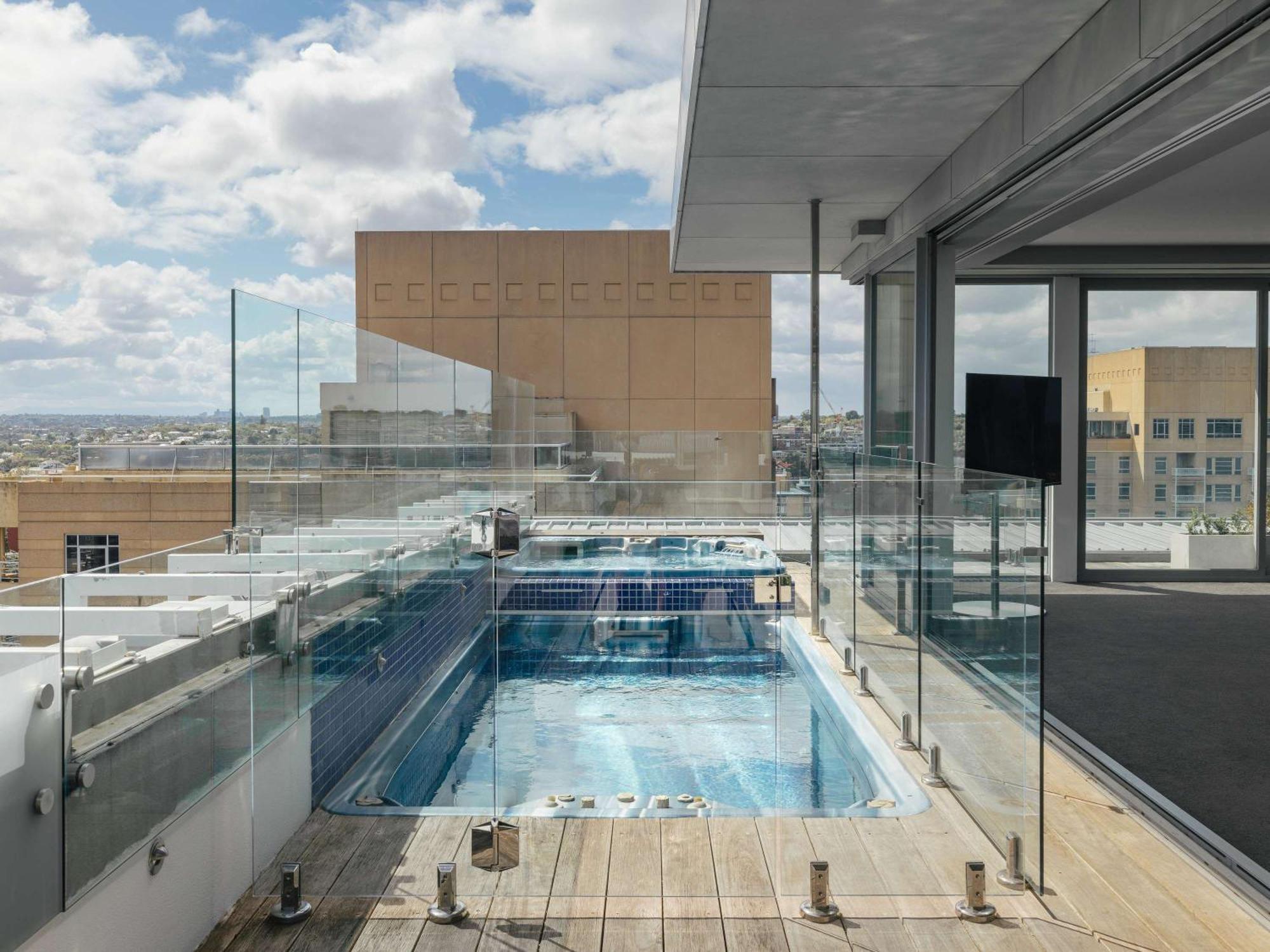 The Olsen Melbourne Art Series Exterior foto The rooftop pool at the hotel