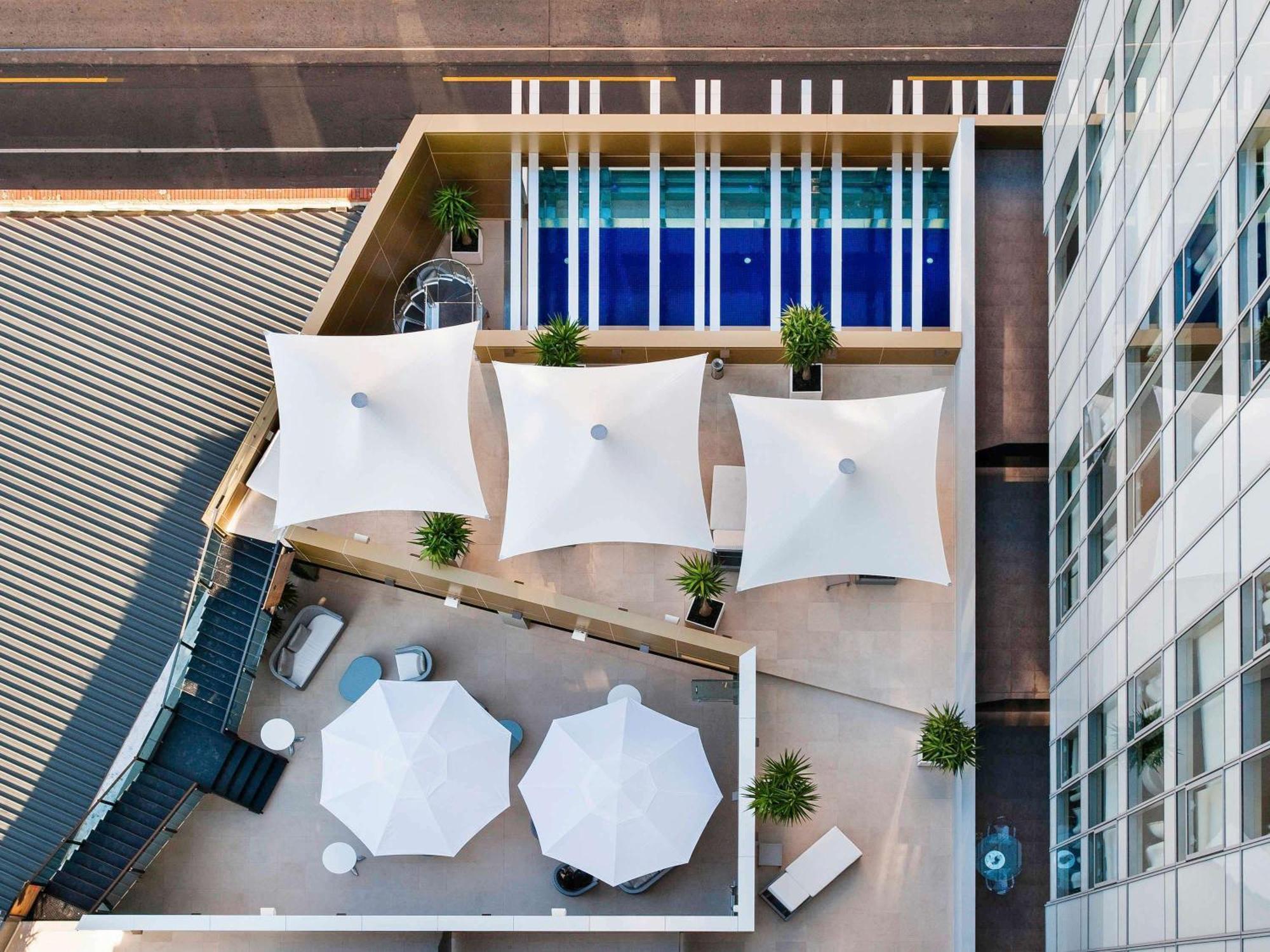 The Olsen Melbourne Art Series Exterior foto The rooftop pool at the hotel